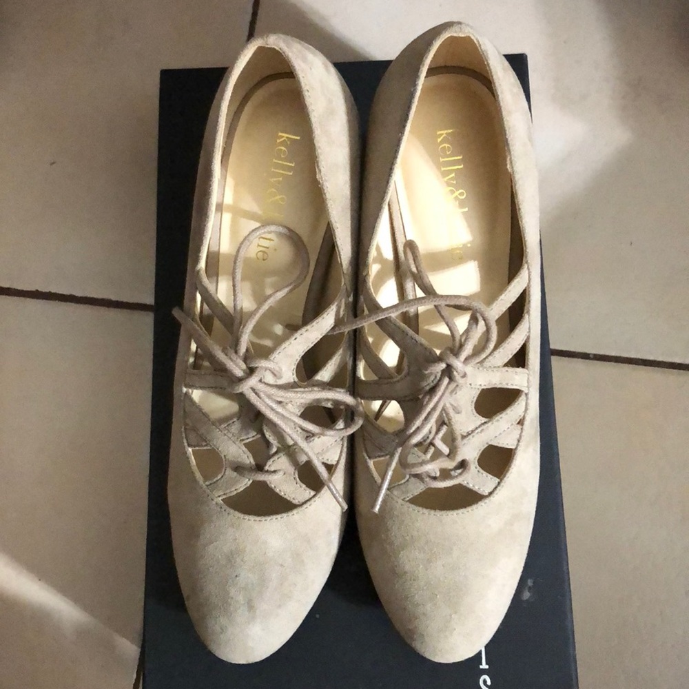 Kelly & Katie tan/nude heels - Picture 4 of 4